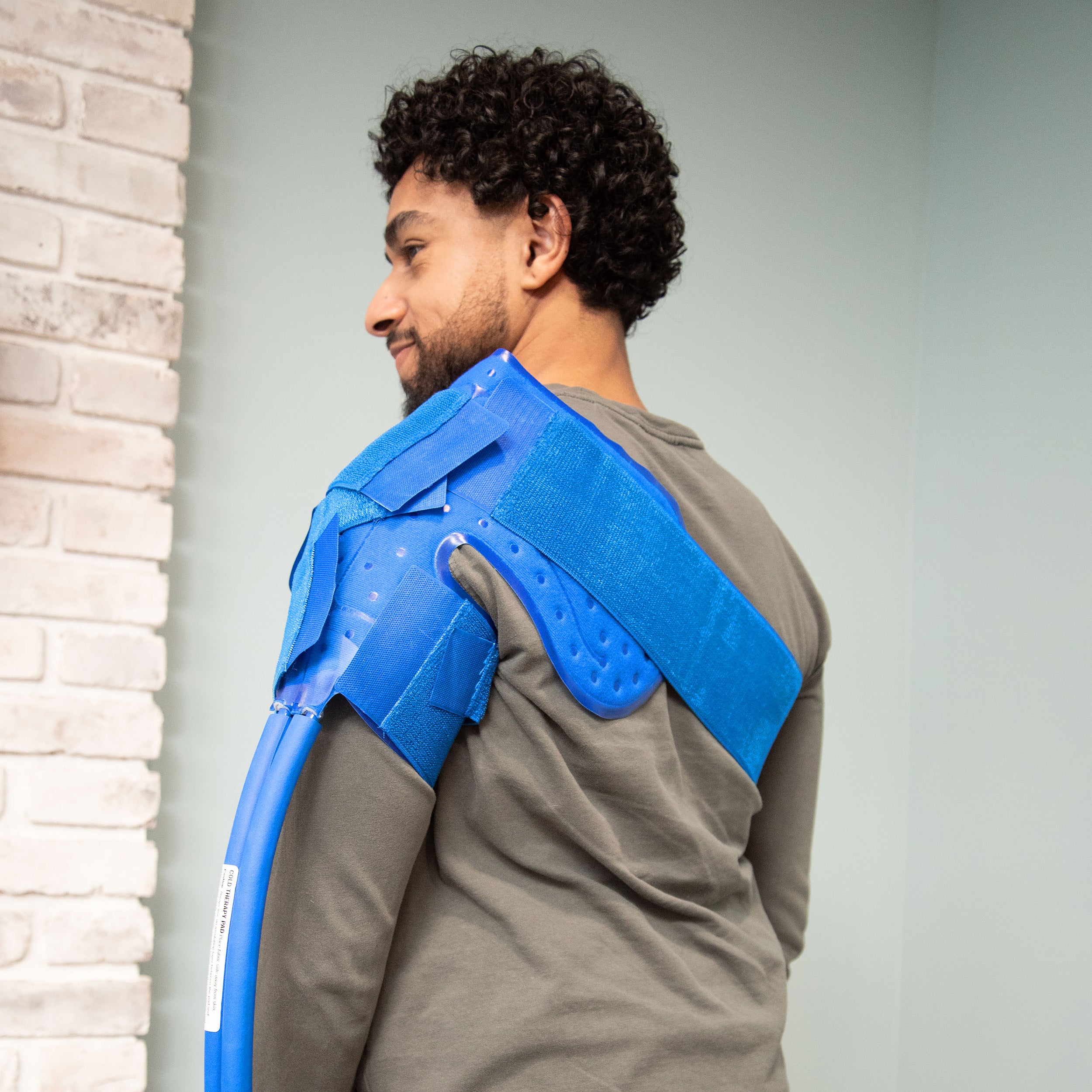 Person wearing Active Ice® Broad Shoulder & Upper Arm Therapy Pad with a light background